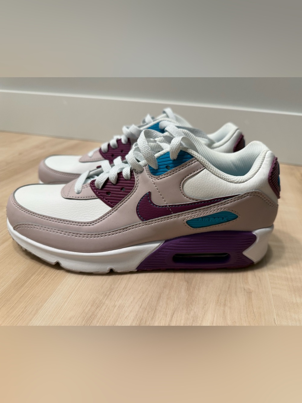 💜🩷 🆕 Brand New 🆕 🩷💜 Nike Kids Air Max Sneakers in White, Mauve & Purple
